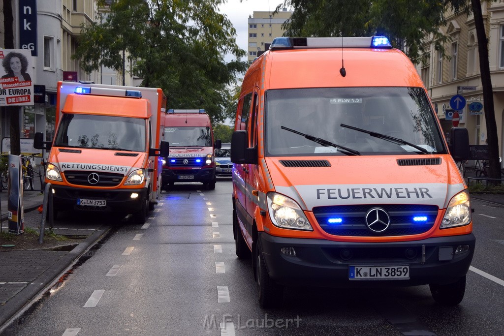 Feuer 2 Koeln Nippes Neusserstr P107.JPG - Miklos Laubert